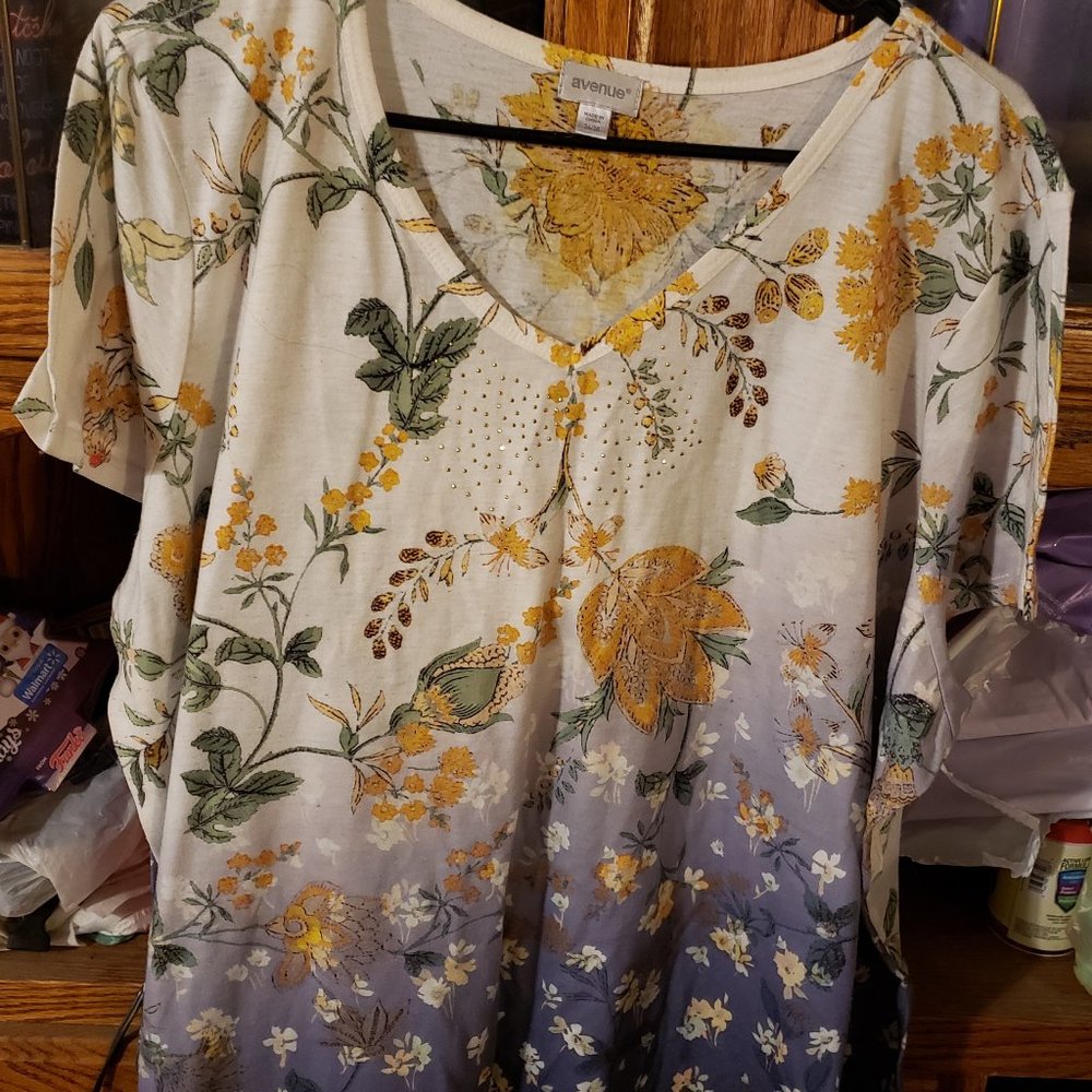 Flower design top Avenue 13